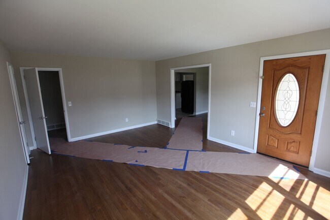 Building Photo - 3 Bed/1.5 Bath Home Available for August!