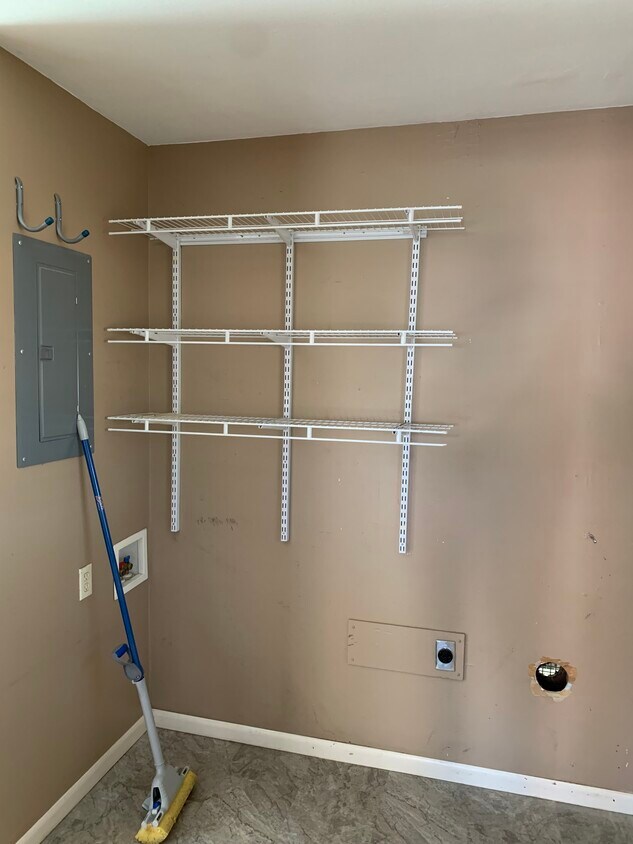 Foto del edificio - 411 Spencer Dr