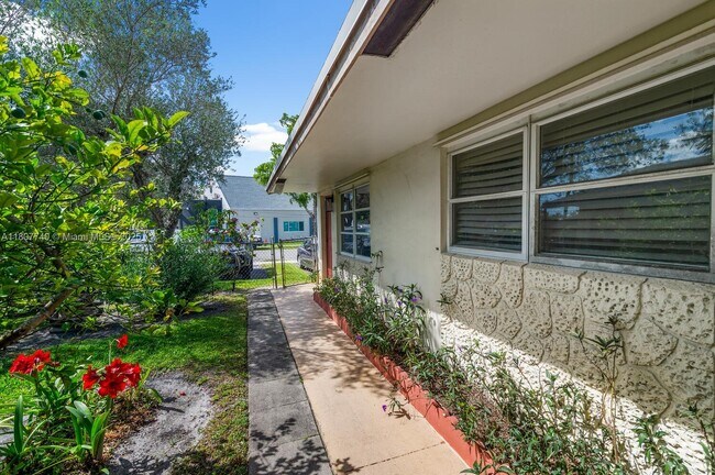 Foto del edificio - 5833 Taylor St