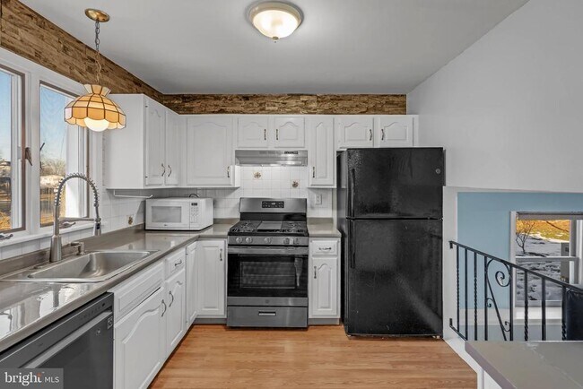 Building Photo - 1614 Woodford Way