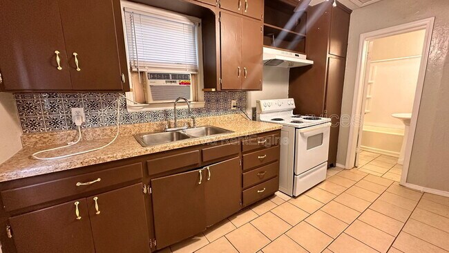 Foto del edificio - 2533 1/2 Northwest 39th Terrace