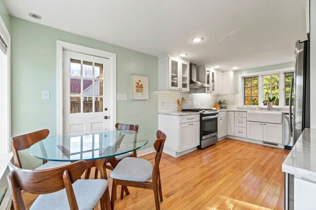 Foto del edificio - Charming 3BR House in Alexandria