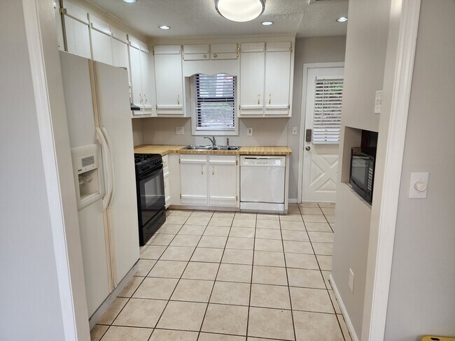 Building Photo - 6916 Sky Ln Dr