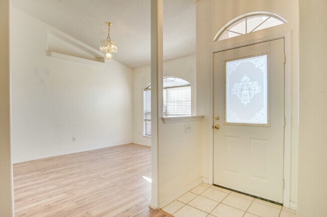 Building Photo - Southwest Pensacola 3/2 Crown Pointe Home ...