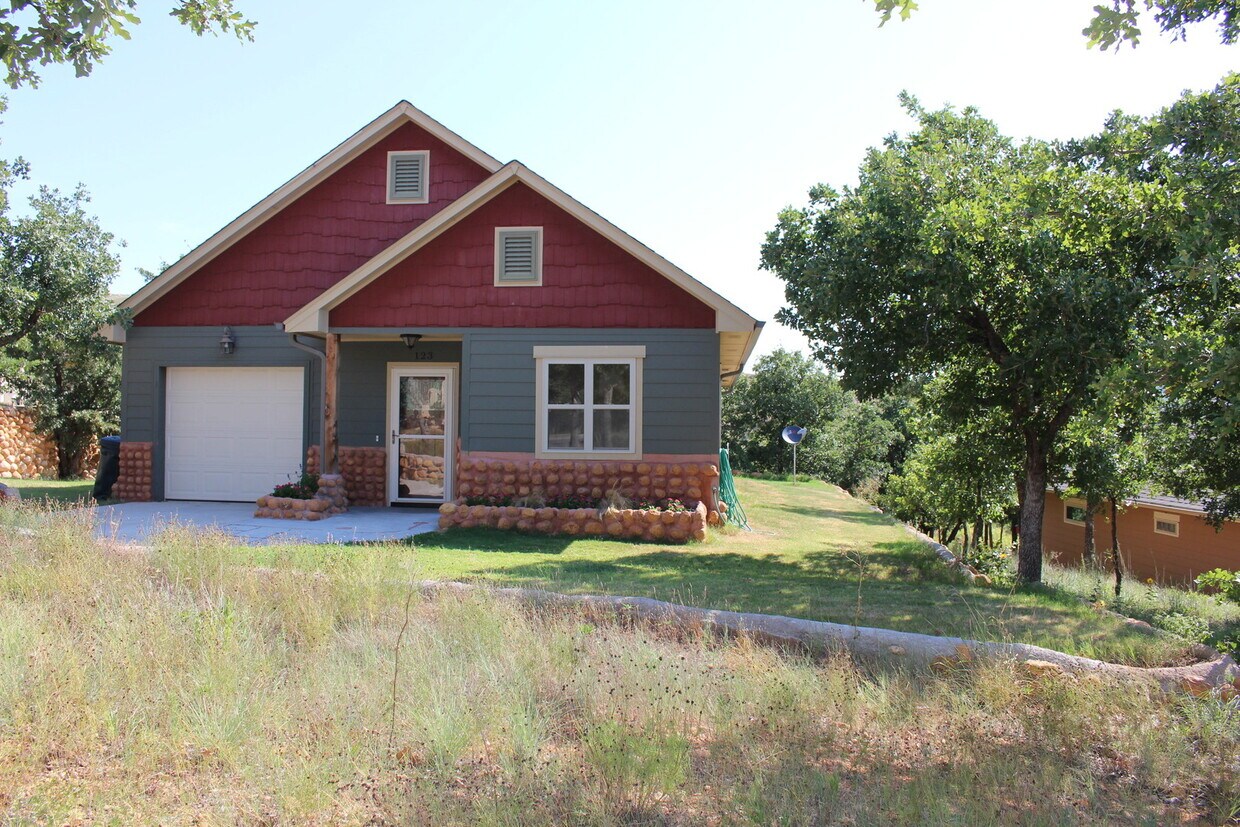 Primary Photo - Beautiful home in Medicine Park !!