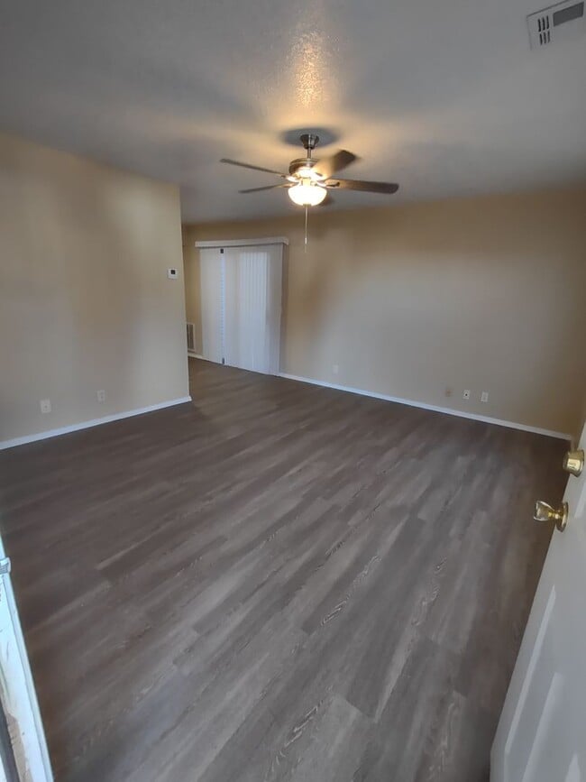 Building Photo - Magnolia Townhome