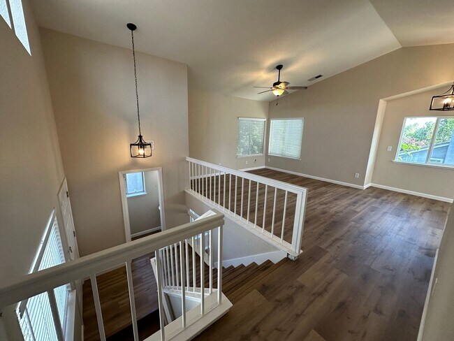 Building Photo - Beautiful 3 Bath, 2.5 Tri-Level Home Tracy