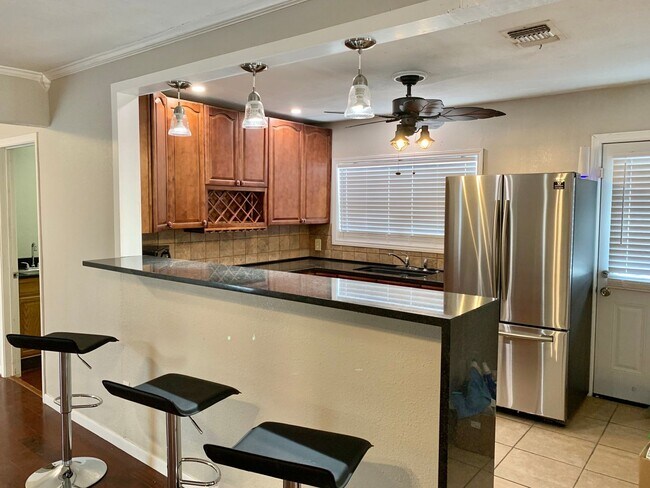 Foto del edificio - Prelease for Fall 2024! Sharp Three Bedroo...