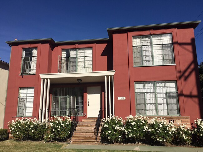 Foto del edificio - 5301 Russell Ave