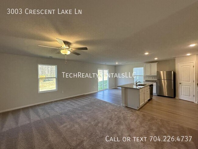 Building Photo - 3003 Cres Lk Ln