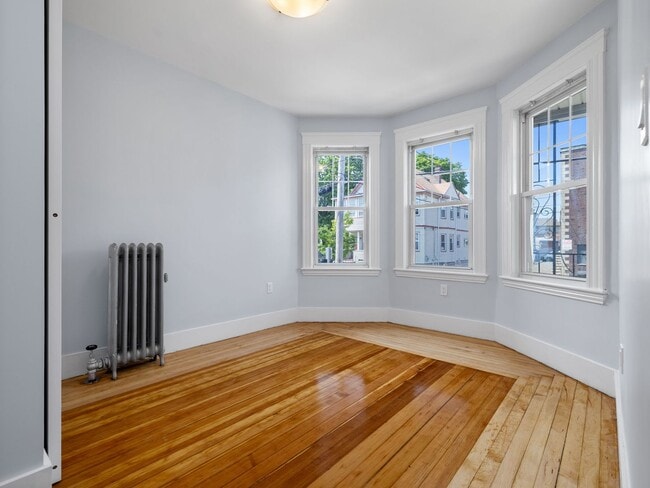 Building Photo - Avl 6/1/26 No Fee! Renovated 4BR near Tuft...