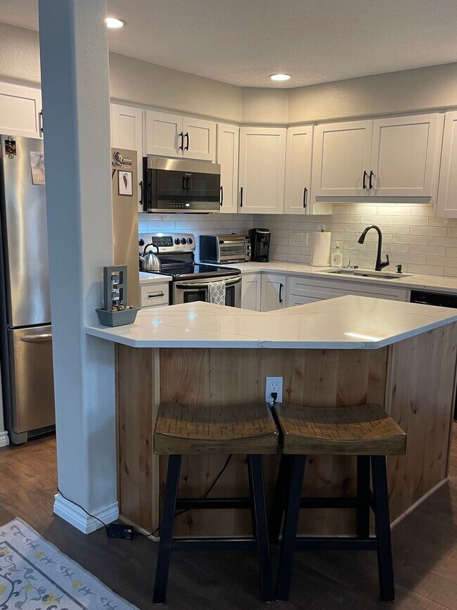 Building Photo - Updated Townhouse in Sherwood- Amazing Loc...