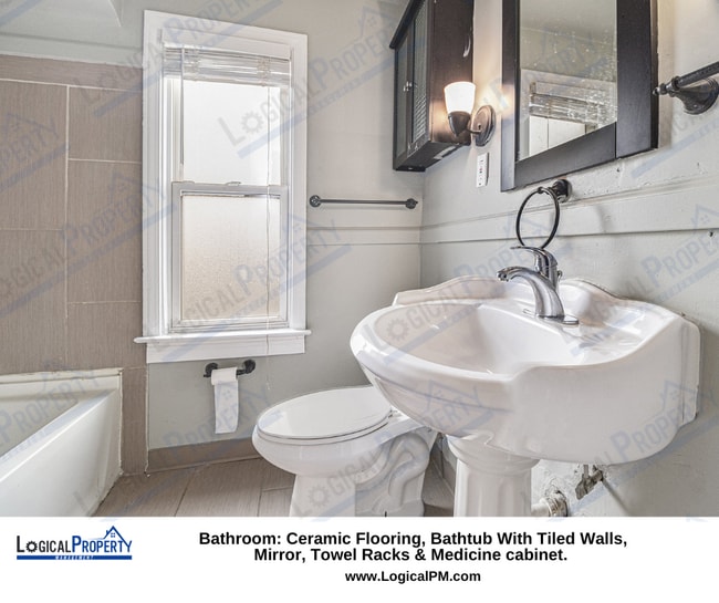 Building Photo - 3 BR/1 BA TownHouse: ALL Appliances, Hrdwd...