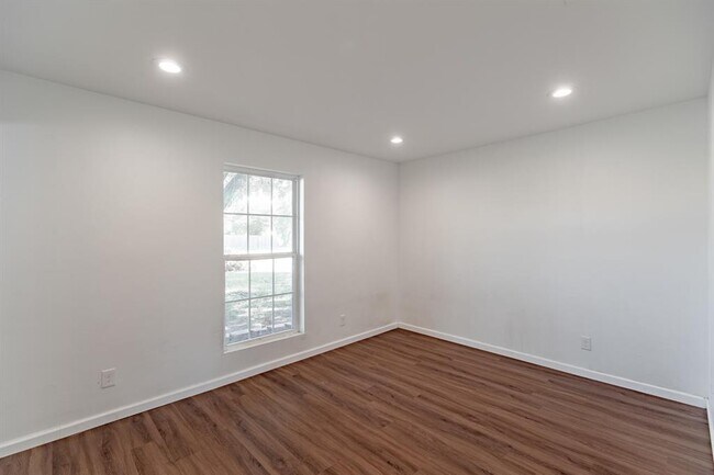Foto del edificio - 304 E Stone Rd