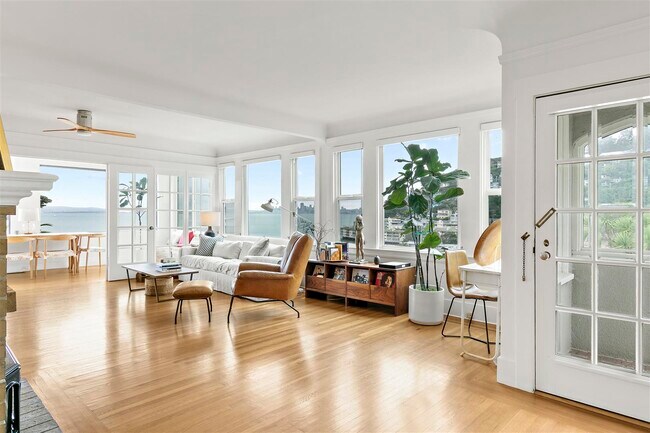 Gran sala con pisos de madera, persianas solares. - 306 3rd St