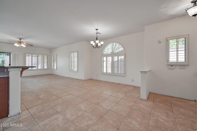 Foto del edificio - 5022 E Wallace Ave