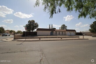 Building Photo - 351 Duanesburg St