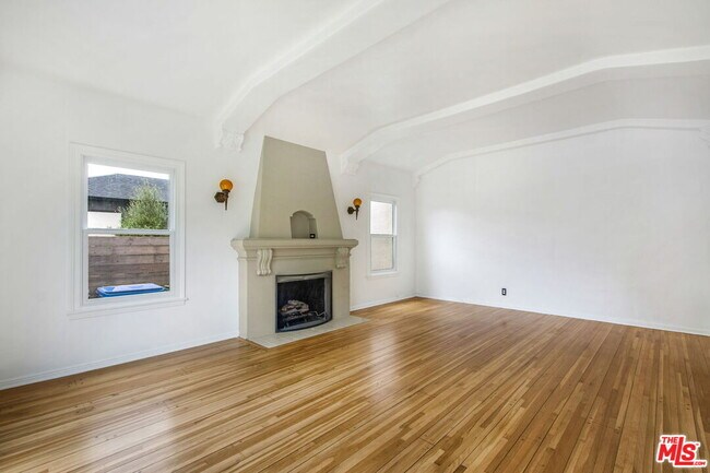 Building Photo - 4126 S Bronson Ave