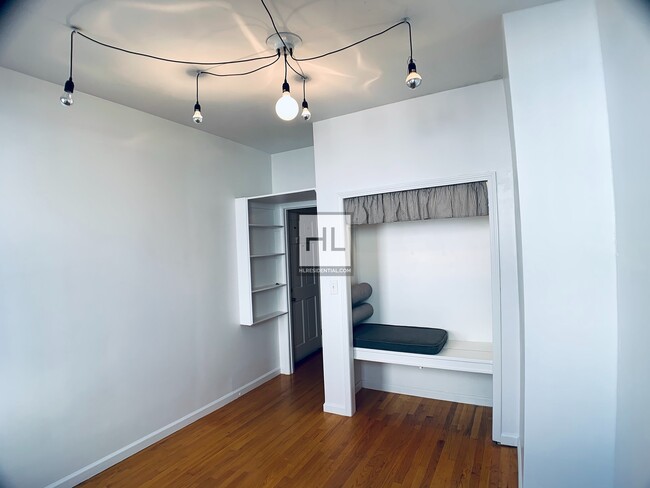 Building Photo - 2 Bed 2 Bath Prime Bushwick