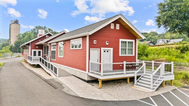 Foto del edificio - 240 Meadow Rd