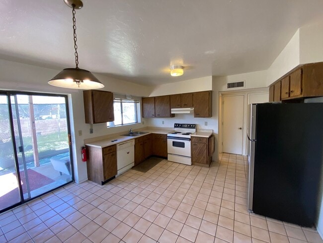Building Photo - 2761 Dos Mujeres Ave