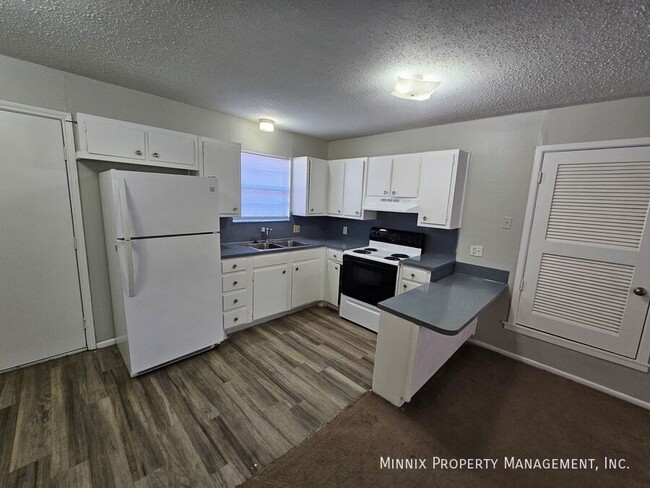 Building Photo - Plainview Apartments 2 Bedroom 1 Bath - Ca...