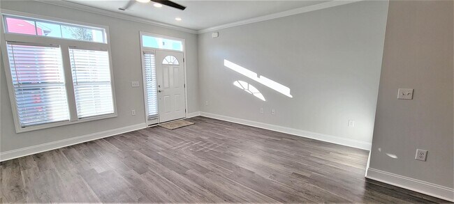 Building Photo - 812 Moen Pl