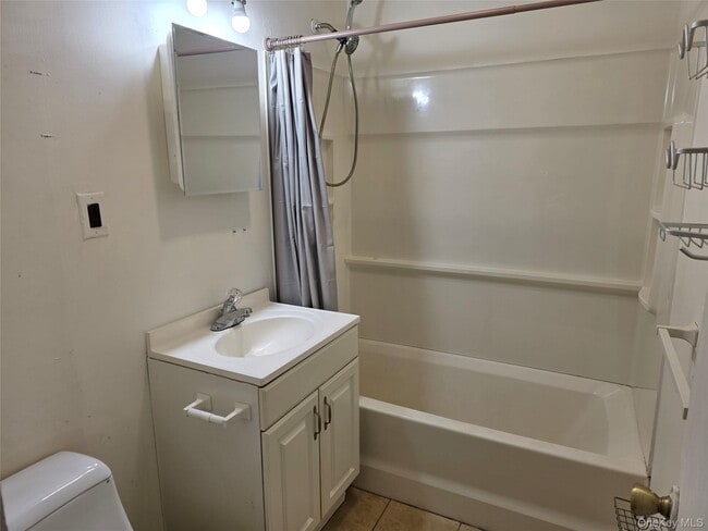 Building Photo - 8 Main St