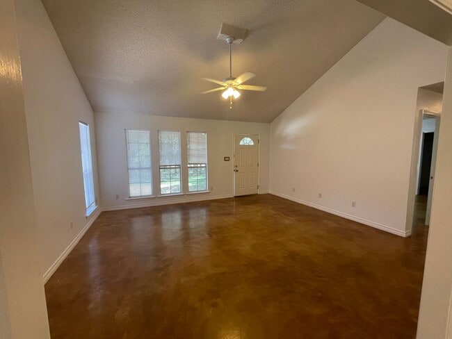 Building Photo - NEW ON MARKET