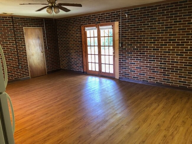 Building Photo - 2-102 Catherine Ave