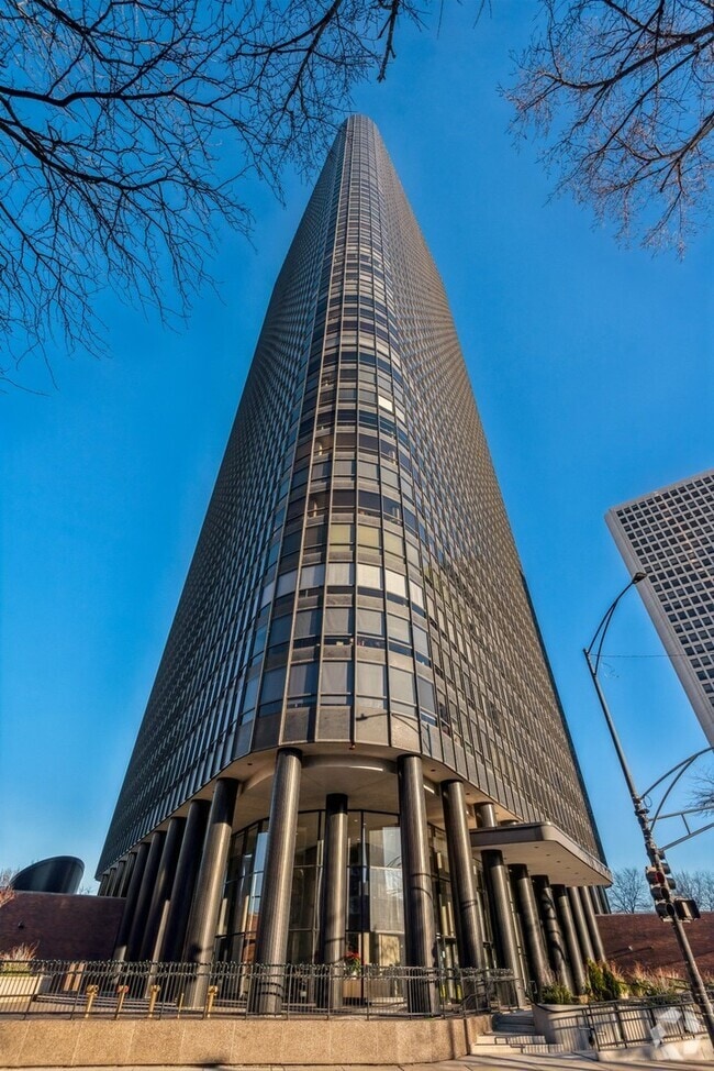 Building Photo - 5415 N Sheridan Rd