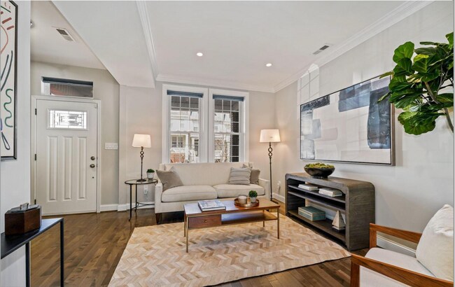 Foto del edificio - 4 bed 3.5 bath. Parking! Pets Welcome!