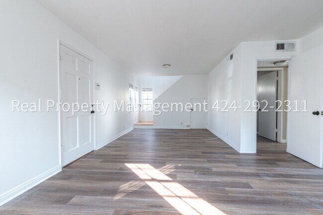 Foto del edificio - 7220 Waring Ave