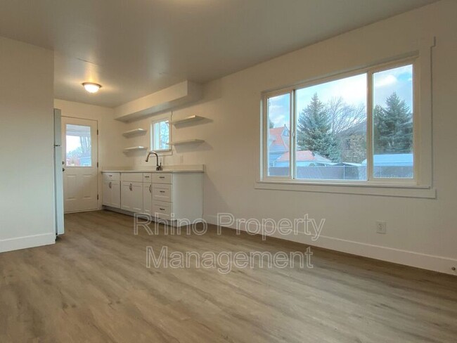 Building Photo - 28 100 N