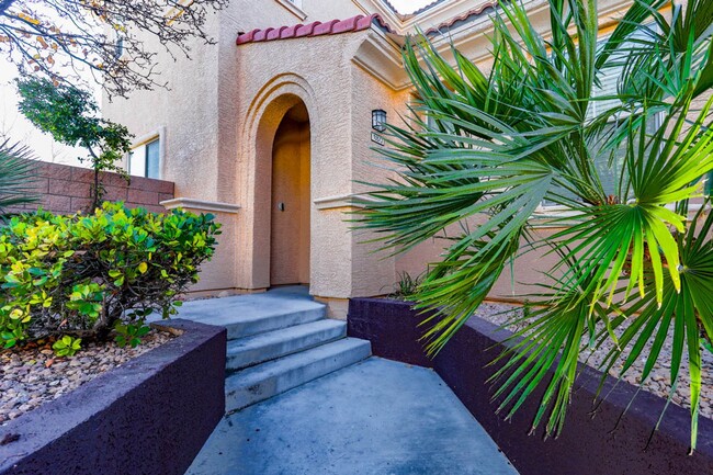 Foto del edificio - Beautiful 3 Bed South Summerlin Home With 1st Floor Bed and Bath