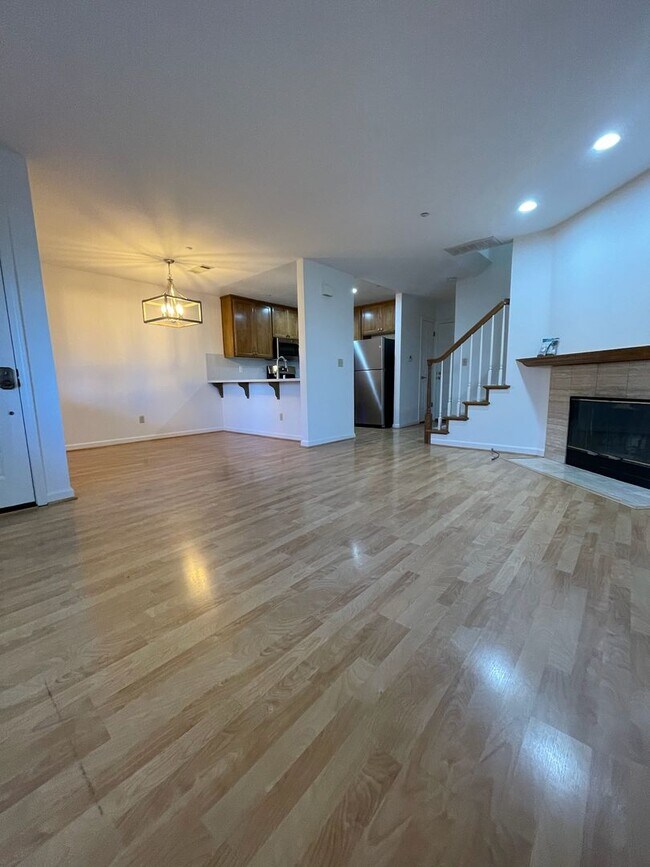 Building Photo - Adorable and Cozy Townhouse