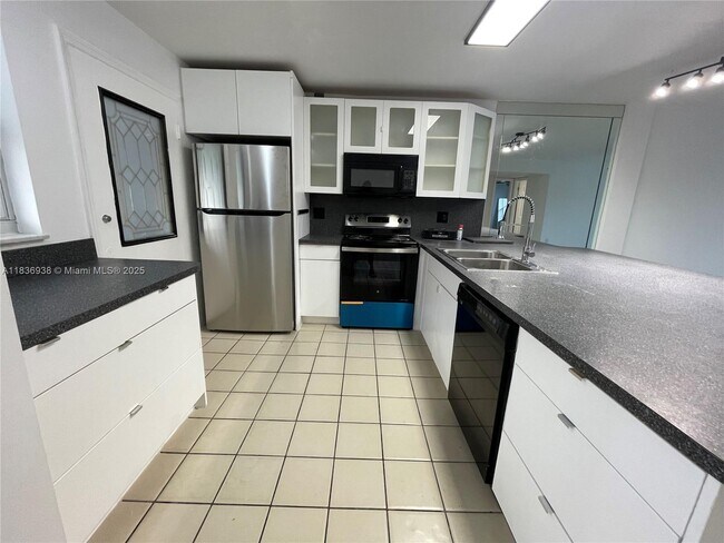 Foto del edificio - 3600 NE 170th St