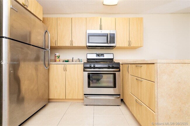Building Photo - 710  Washington Ave 419 Miami Beach Fl 33139