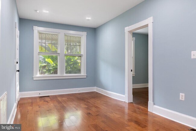 Foto del edificio - 104 Maple Ave