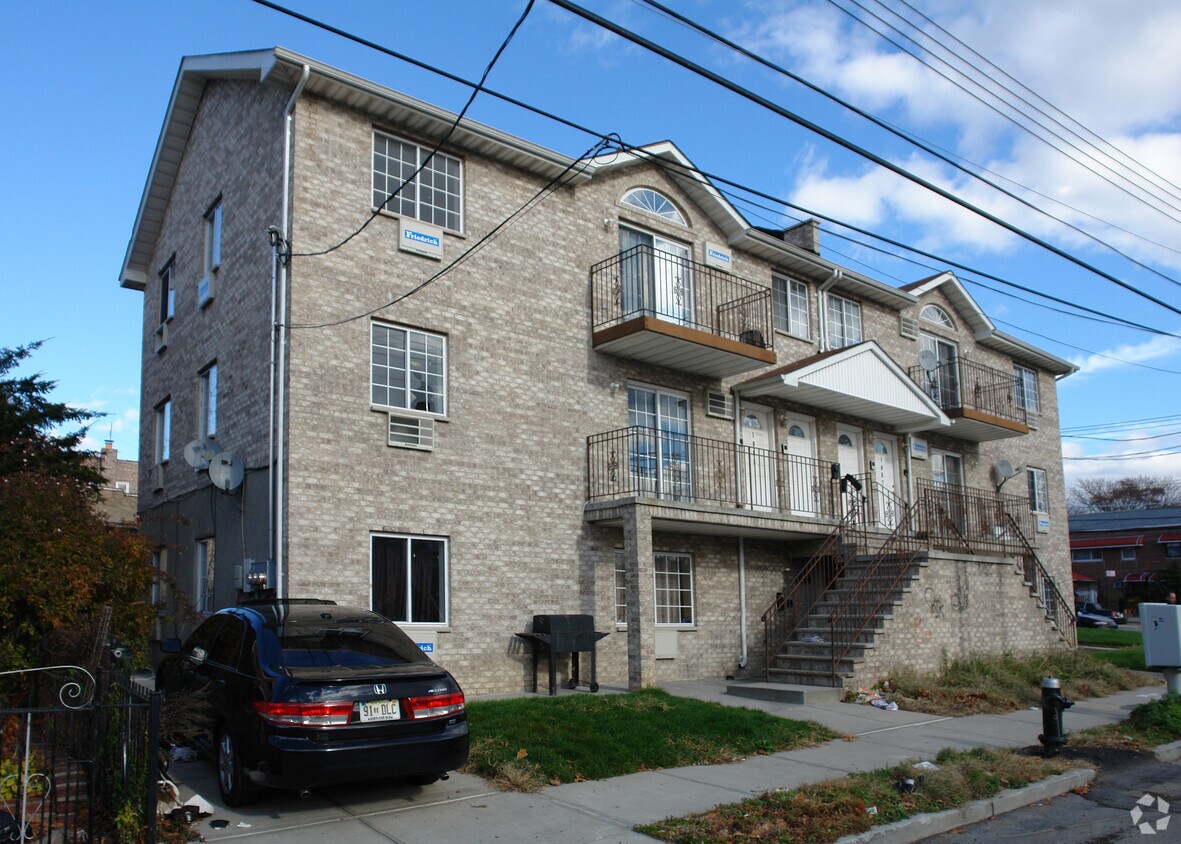 Foto del edificio - 1065-1067 Laconia Ave