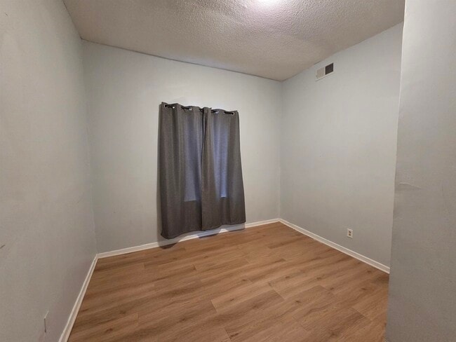 Building Photo - 993 Oakview St