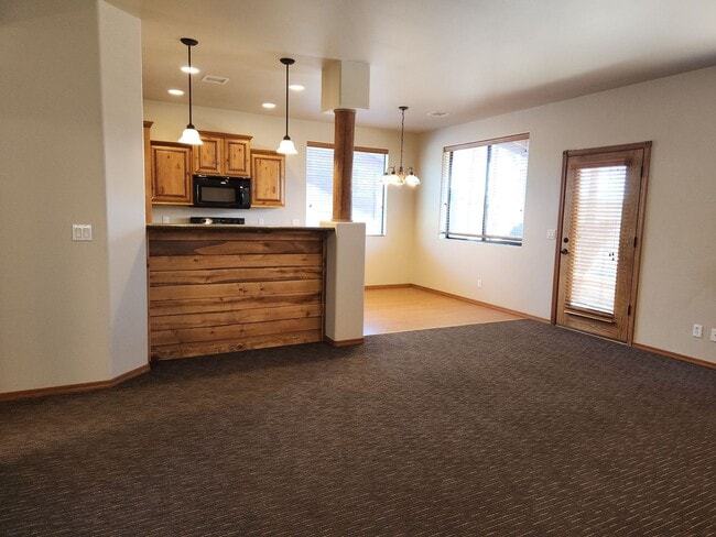 Building Photo - Bison Cove C5 - 2 Bed / 2 Bath
