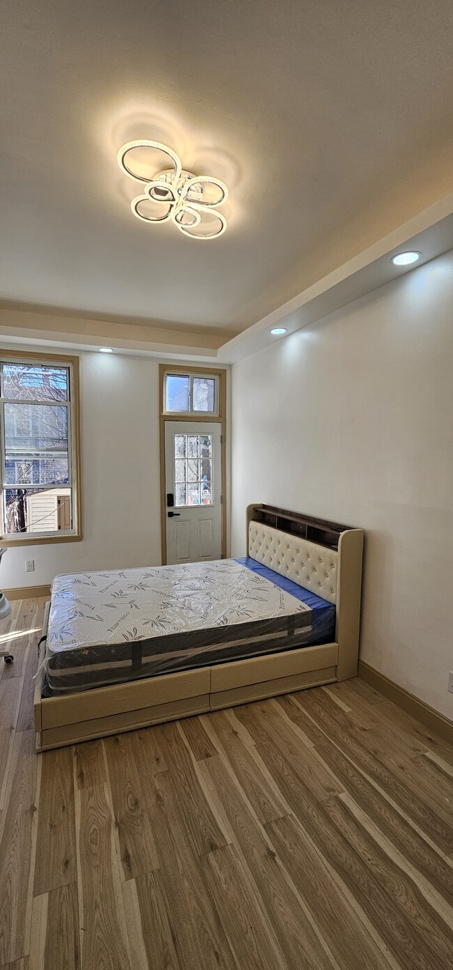 Building Photo - 70 Weirfield St