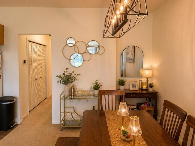 Foto del edificio - 1346 Hillcrest Dr