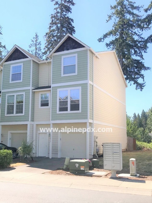 Primary Photo - Fantastic Townhouse in Aloha