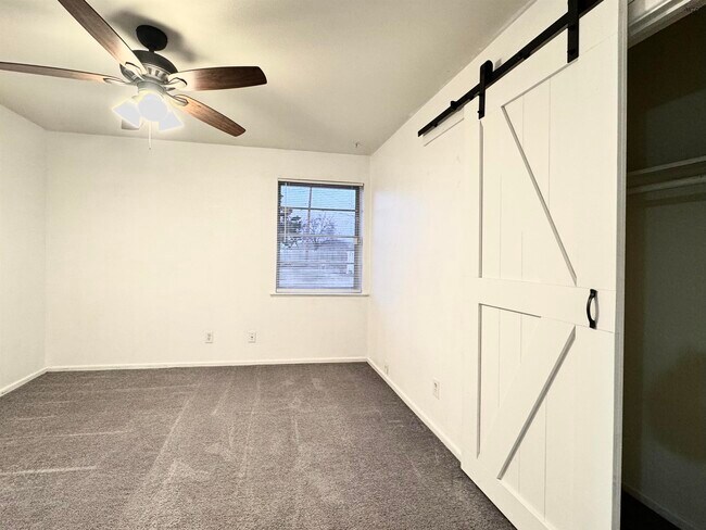 Foto del edificio - 4035 Hooper Dr
