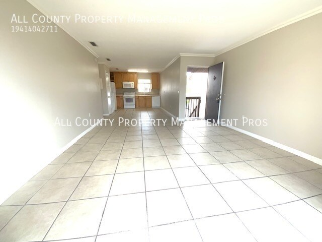 Building Photo - Central Sarasota! Hidden Lake Village, 2 B...