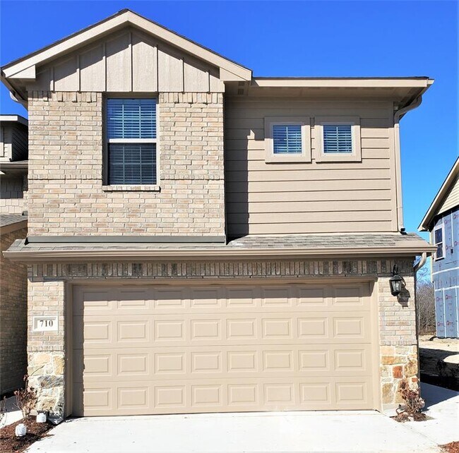 Building Photo - 710 Amber Dr