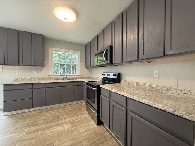Building Photo - 825 Stoneykirk Dr