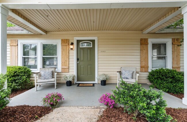 Building Photo - Charming 3BR House w/ Fenced Yard in Belmo...
